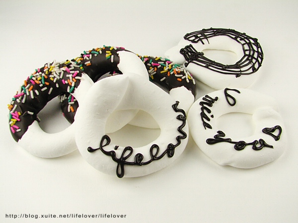 巧克力棉花糖甜甜圈 (很難吃….) 巧克力棉花糖甜甜圈 (很難吃….)