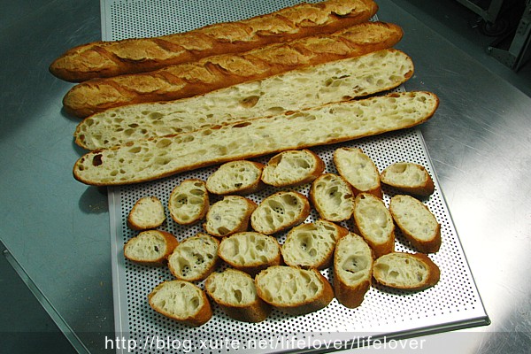 技術再精進~ 我知道如何做出法國麵包baguette的大孔洞了~ 技術再精進~ 我知道如何做出法國麵包baguette的大孔洞了~