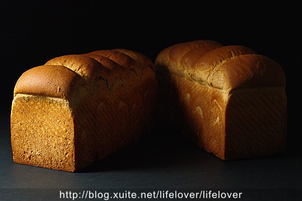 白吐司 & 胚芽吐司 白吐司 & 胚芽吐司