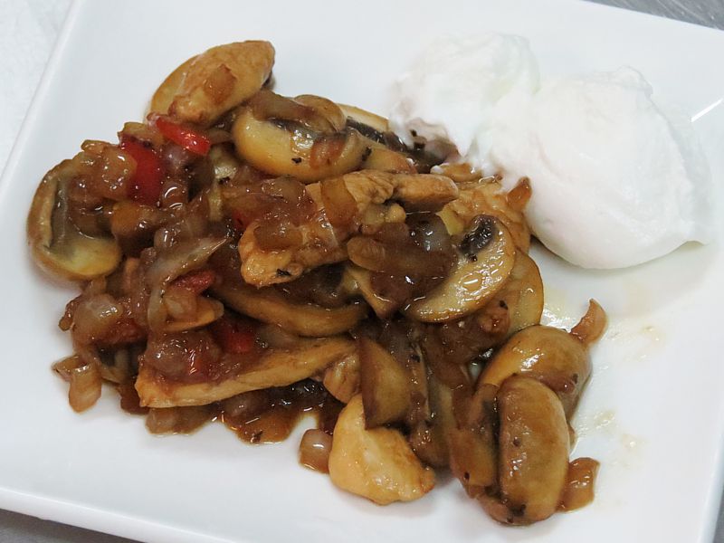 義大利巴薩米可醋炒磨菇雞柳 佐 希臘優格 義大利巴薩米可醋炒磨菇雞柳 佐 希臘優格