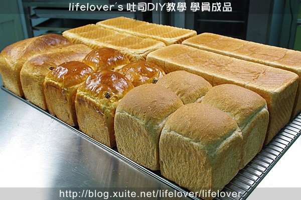 20101129 lifelover’s吐司DIY教學學員成品~ (課後學員開車載”2箱”吐司回家XD)